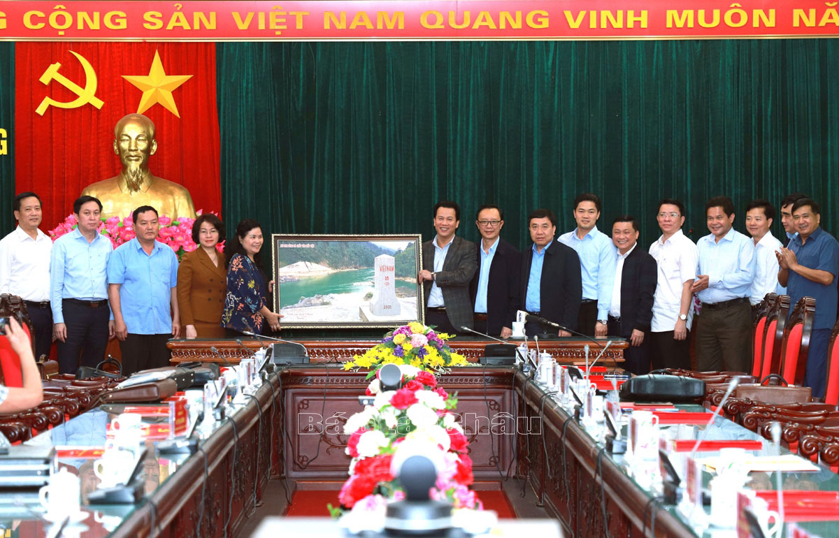 Bí thư Tỉnh ủy Lai Châu Giàng Páo Mỷ tặng bức tranh cho các đồng chí lãnh đạo tỉnh Hà Giang.